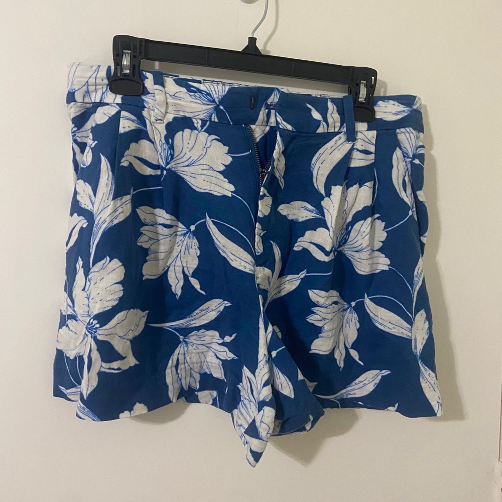 GAP | Women’s Blue and White Floral Print Shorts | Size Small